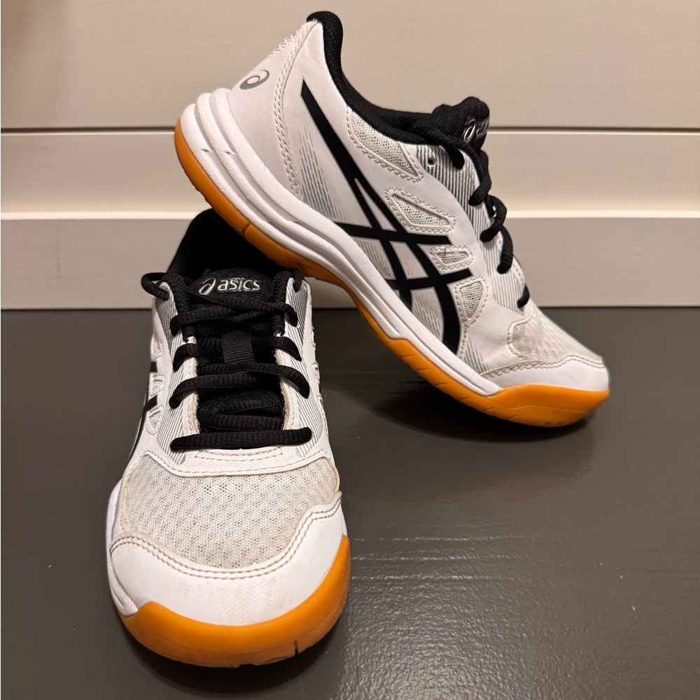 ASICS Upcourt 5 Girls White and Black volleyball Shoes- size 3.5